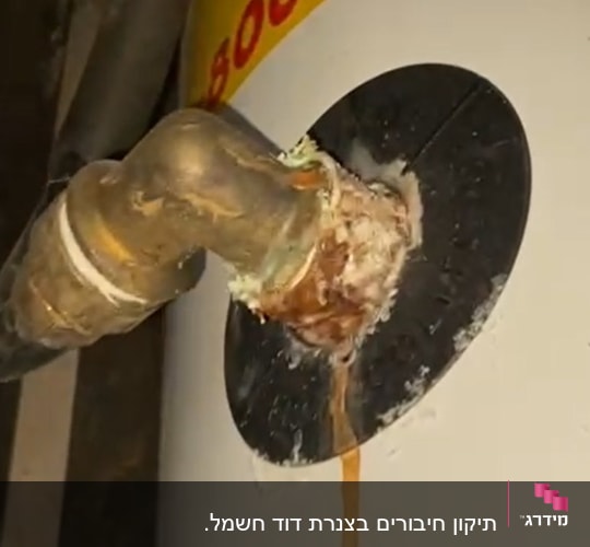 צינור מחובר לדוד שמש עם סימני חלודה